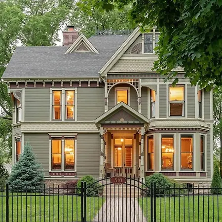 Take 5 Rendezvous At Hoffman House Fairbury-Entire Home